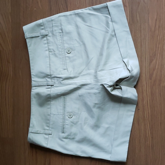 Express Design Studio Tan Cuffed Leg Stretch Shorts Women's Size 4, 30" Waist - Picture 2 of 6